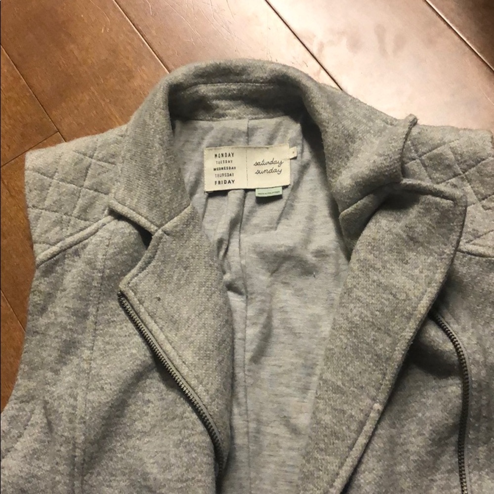 Grey vest - Picture 2 of 2